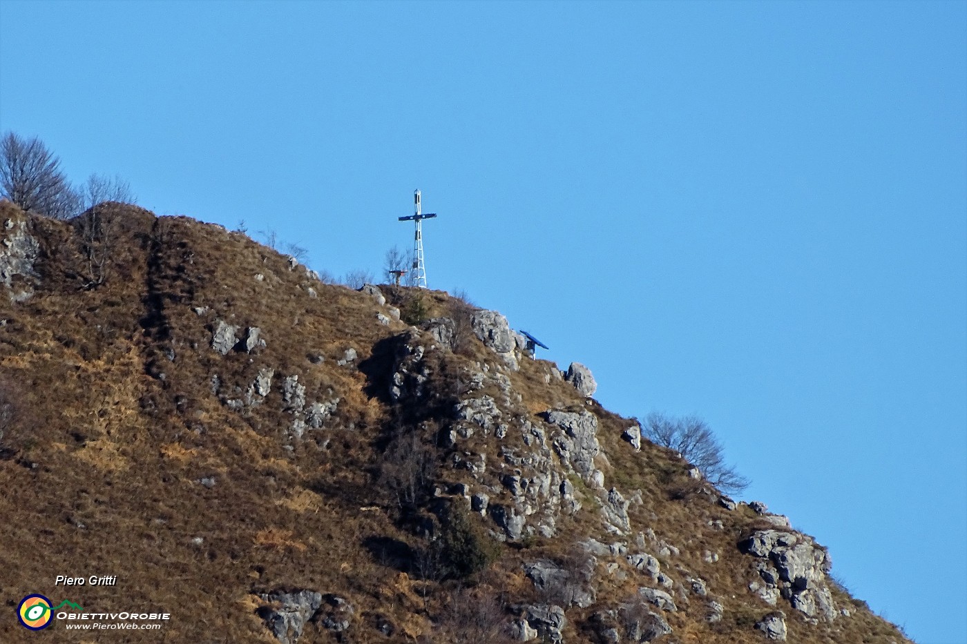 39 Maxi zoom sulla croce (1425 m) del Monte Castello su versante verso Valpiana.JPG